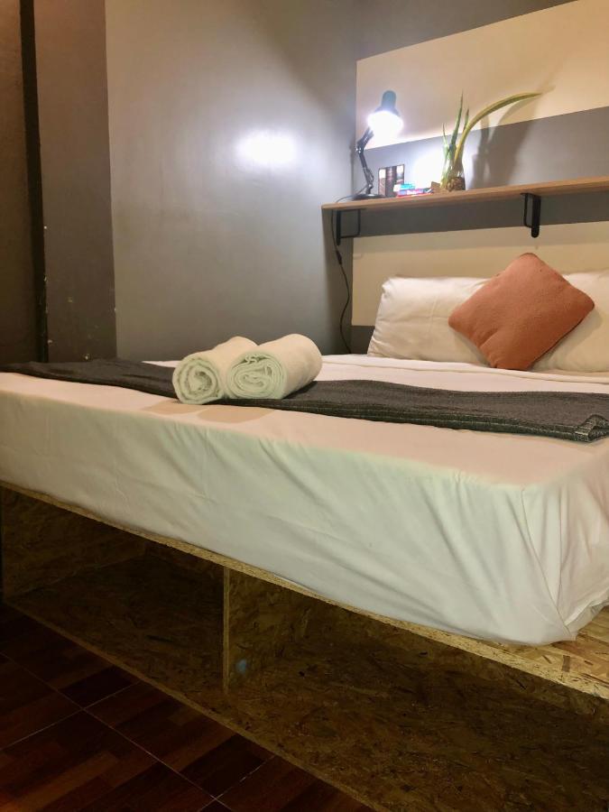 Miku Guesthouse Bangkok Esterno foto