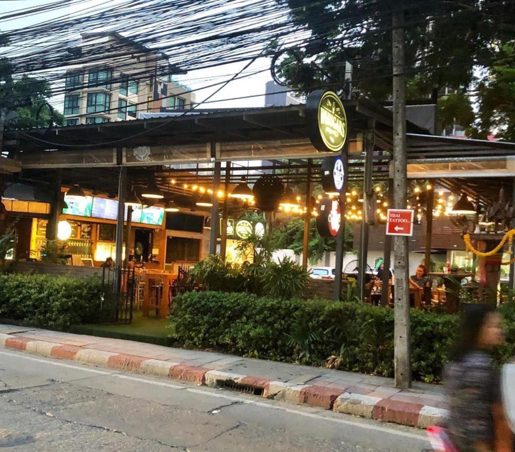 Miku Guesthouse Bangkok Esterno foto